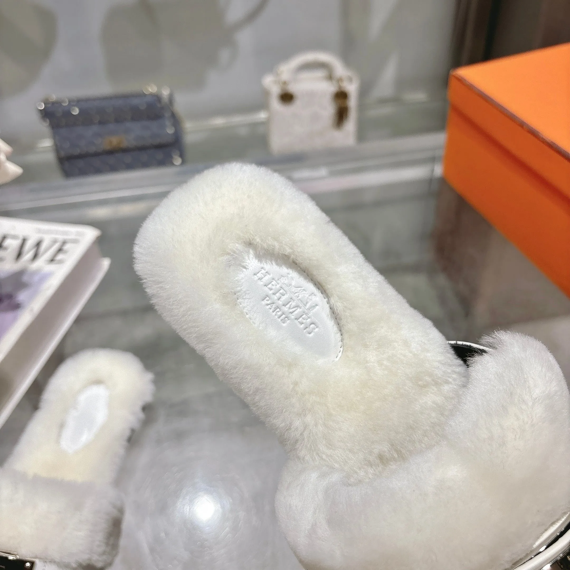 👟👟Ex-factory price 500👟👟 Purchasing agent level Hermes Hermès second uncle hair slippers are in stock all year round. 2025 new and new colors official website, Xiaohongshu synchronizes the latest color matching Hermès hot models are hot online, upgraded workmanship, high quality! Fashionable small wool H-trailers, autumn and winter style flat-soled wool mop, can be customized without standard, non-refundable and non-exchangeable. Fabric: Imported lamb's roll real wool. Lining: Imported lamb's roll real wool. Outsole: Genuine leather outsole. Size: 35-43, [Note: 41, 42, 43 customized]